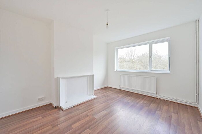 3 Bedroom Maisonette To Rent In London Road, Morden, SM4
