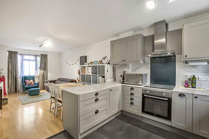 3 Bedroom Flat For Sale In Westover Road, Earlsfield, SW18