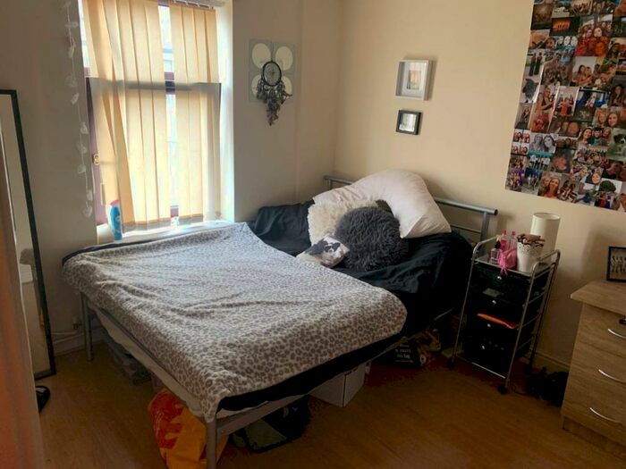 3 Bedroom Flat To Rent In Thesiger Street, Cathays, CF24