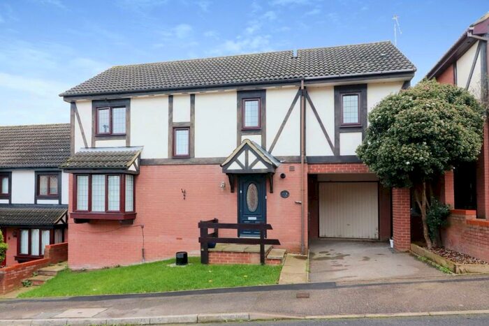 4 Bedroom Detached House For Sale In Ennismore Green, Wigmore, Luton, LU2