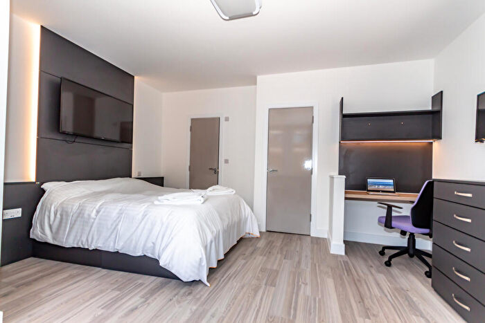 Studio To Rent In - Derrys Villa, Flat, PL4