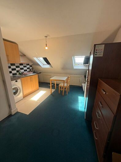 Studio To Rent In Kings Avenue, Hounslow, TW3
