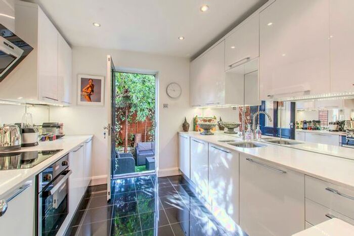 2 Bedroom Maisonette To Rent In Damer Terrace, Chelsea, London, SW10