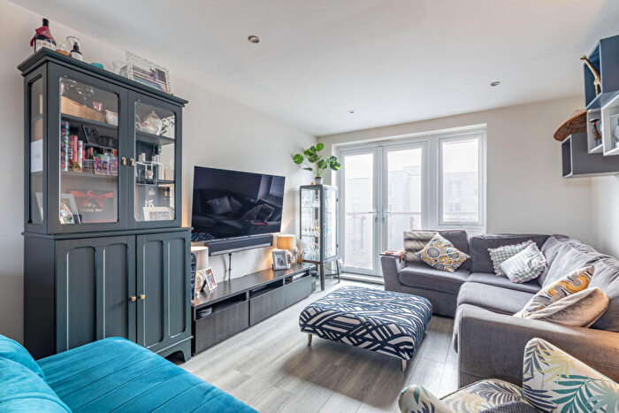2 Bedroom Apartment For Sale In Addlestone, Surrey, KT15