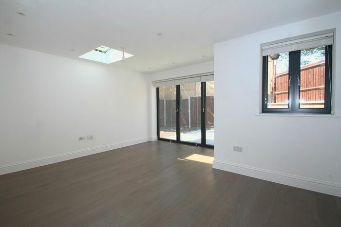 2 Bedroom Detached House To Rent In Tenterden Grove, Hendon, London, NW4
