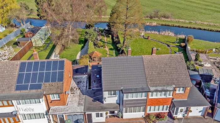 3 Bedroom Semi-Detached House For Sale In Simmonds Road, Bloxwich, Walsall, WS3