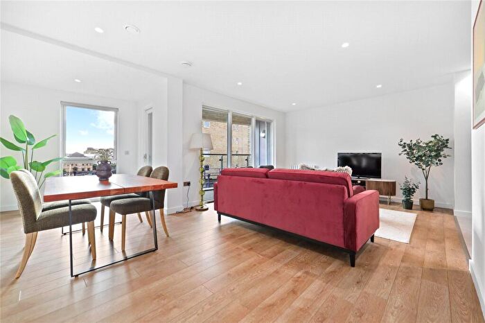 3 Bedroom Apartment For Sale In Vitruvian Court, E14