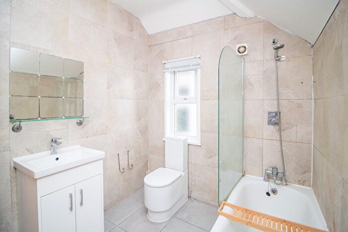 1 Bedroom Flat To Rent In Westwell Road, London, SW16