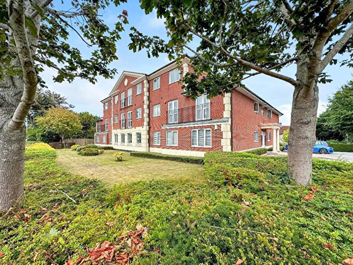 2 Bedroom Flat For Sale In Limpsfield Road, Sanderstead, Surrey, CR2