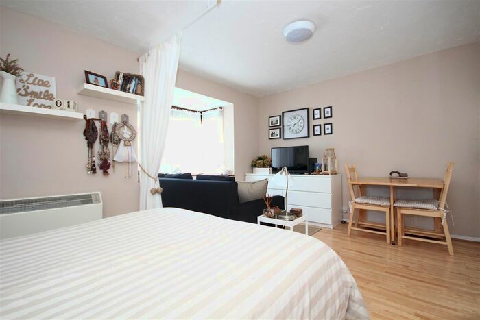Studio To Rent In Westcott Park, North Acton, W3