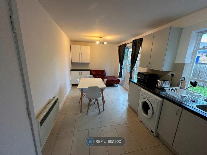 3 Bedroom Flat To Rent In High Road, London, NW10