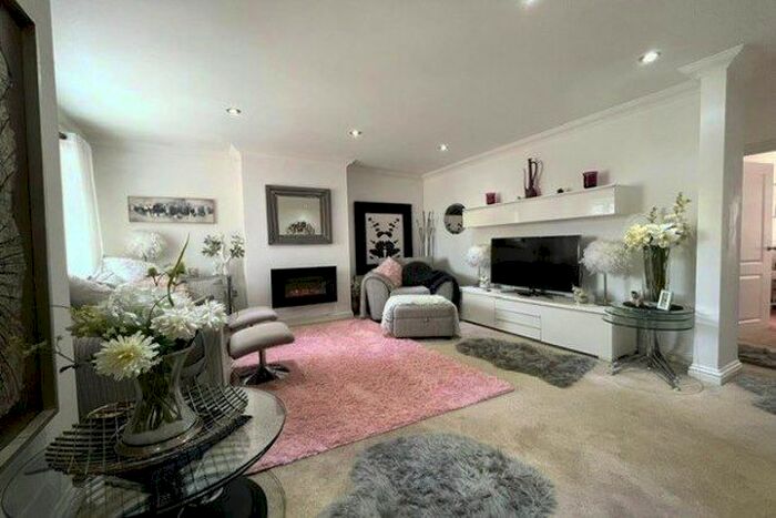 2 Bedroom Flat To Rent In Bray Road, Cobham, KT11