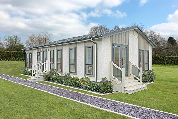 2 Bedroom Mobile/park Home For Sale In Ryther Road, Ulleskelf, Tadcaster, LS24