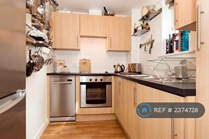 1 Bedroom Flat To Rent In Oakleigh Court, London, N1