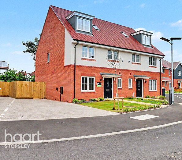 3 Bedroom Semi-Detached House For Sale In Molyneaux Avenue, Bovingdon Village, HP3