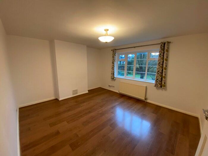 2 Bedroom Flat To Rent In Bedroom Flat – Beverley Court, Western Road, N2