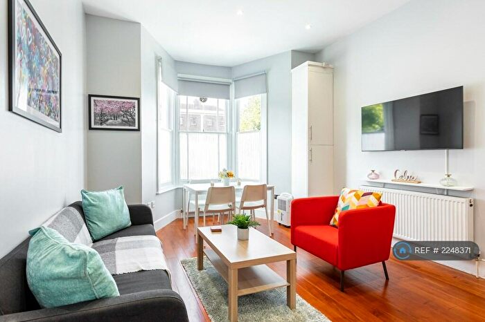 2 Bedroom Flat To Rent In St Johns Hill, London, SW11