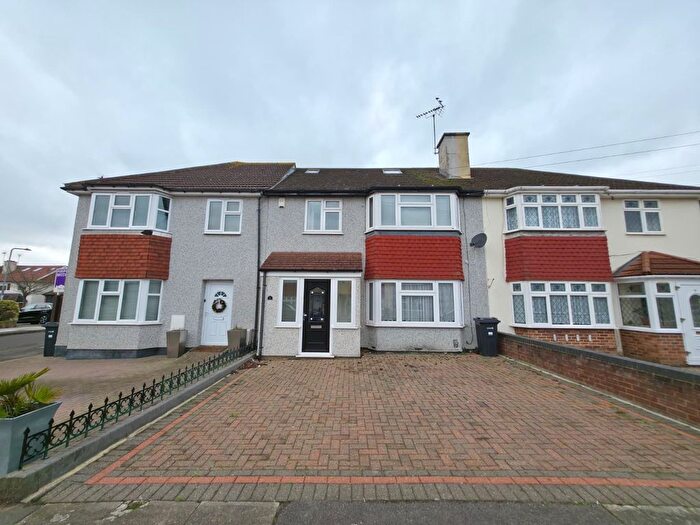 4 Bedroom Terraced House For Sale In Yeomen Way, Ilford, IG6