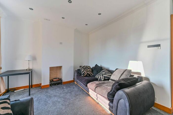 2 Bedroom Flat To Rent In St Johns Road, Crystal Palace, London, SE20