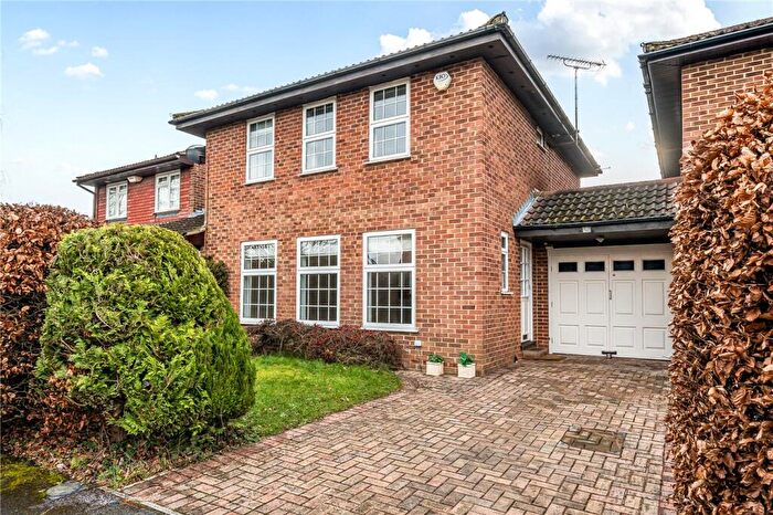 4 Bedroom Link Detached House For Sale In Glorney Mead, Farnham, Surrey, GU9
