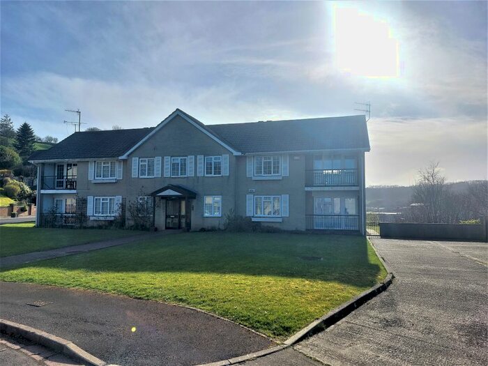 2 Bedroom Flat To Rent In The Glade, Scarborough, YO11