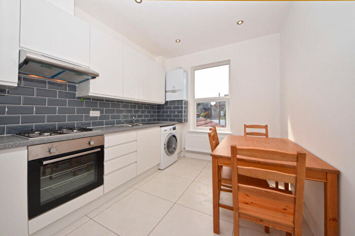 3 Bedroom Flat To Rent In Welldon Crescent, Harrow, Greater London, HA1