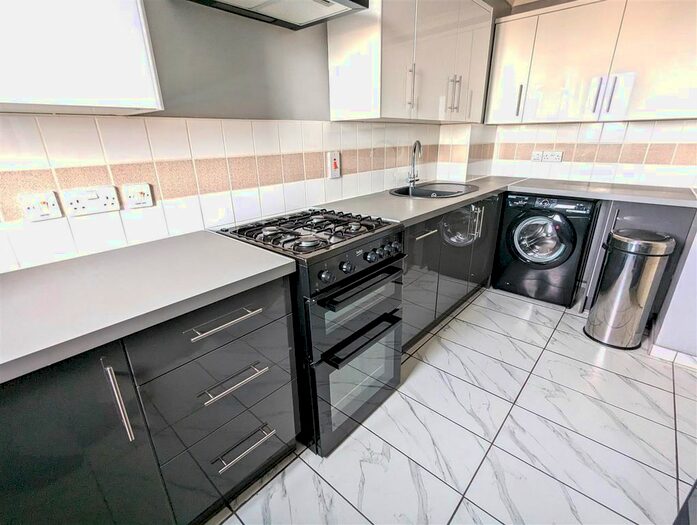 3 Bedroom Maisonette To Rent In Chieftan Drive, Purfleet, RM19