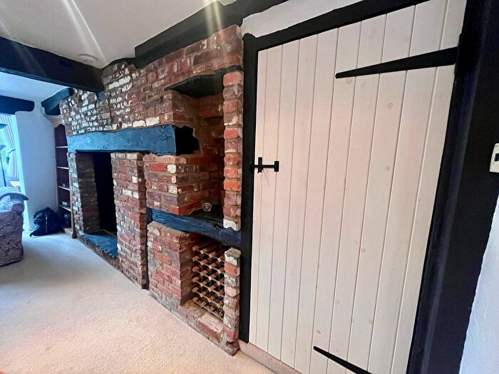 1 Bedroom Cottage For Sale In High Street, Northchurch, Berkhamsted, Hertfordshire, HP4