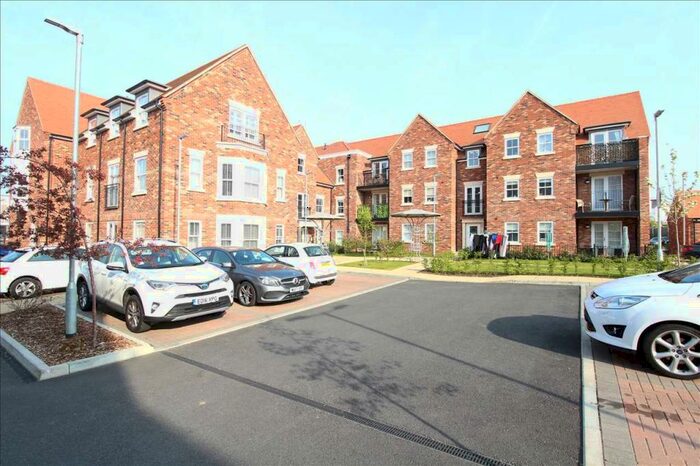 2 Bedroom Apartment To Rent In Albany Court, Leigh On Sea, SS9