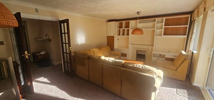 2 Bedroom Flat To Rent In Sandhill Lawns, Sandhill Lane, Leeds, West Yorkshire, LS17