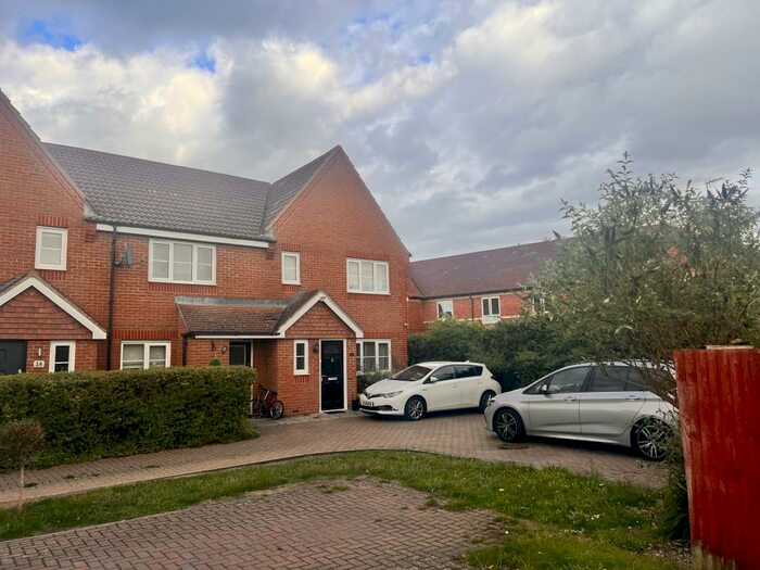 3 Bedroom Semi-Detached House To Rent In Burrell Close, Aylesbury, HP21