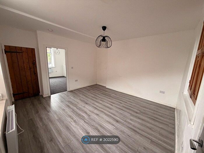 2 Bedroom Flat To Rent In Meadow Street, Hyde, SK14