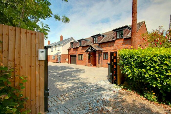 5 Bedroom Detached House To Rent In Alexandra Road, Chipperfield, Kings Langley, WD4