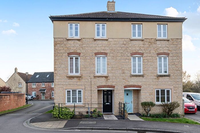 4 Bedroom Semi-Detached House For Sale In Phoebe Way, Oakhurst, Swindon, SN25