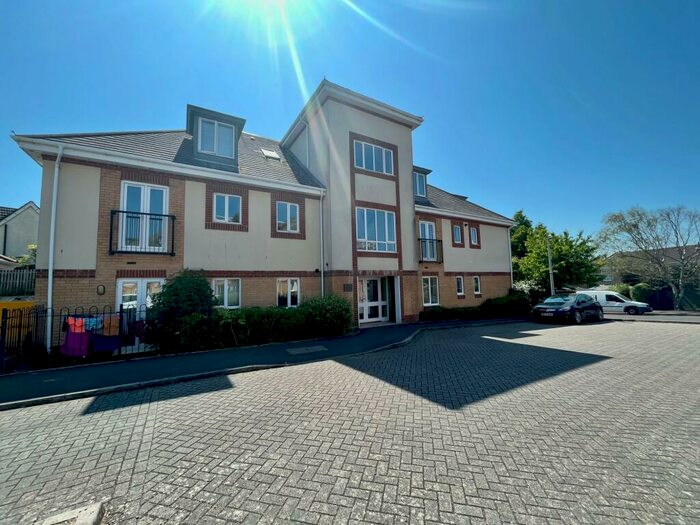 2 Bedroom Flat To Rent In Doulton Gardens, Whitecliff, BH14