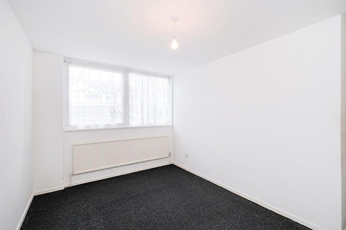 2 Bedroom Flat For Sale In Marlborough Road, Chingford, E4