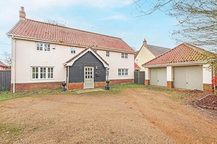 4 Bedroom Detached House For Sale In Charming Four Bedroom Farmhouse-style Home In Caston, NR17