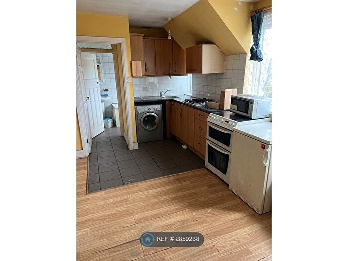 2 Bedroom Flat To Rent In Great West Road, Hounslow, TW5
