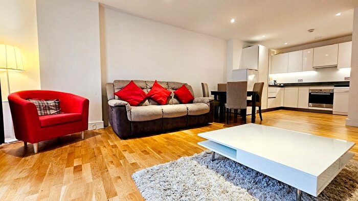 3 Bedroom Flat To Rent In High Street, Hounslow, TW3