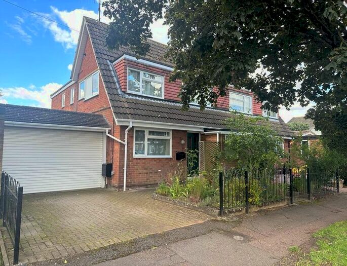 4 Bedroom Semi-Detached House To Rent In Meadow Road, Toddington, Dunstable, LU5