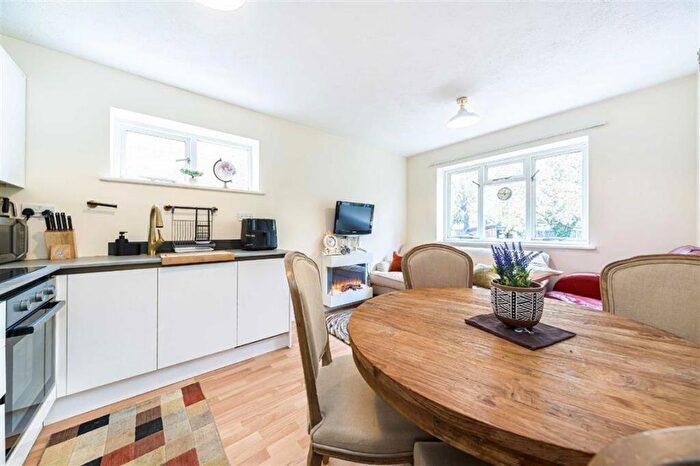 2 Bedroom Flat To Rent In Lawrie Park Road, London, SE26