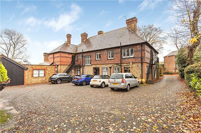 2 Bedroom Flat For Sale In Kings Lane, Englefield Green, Egham, Surrey, TW20