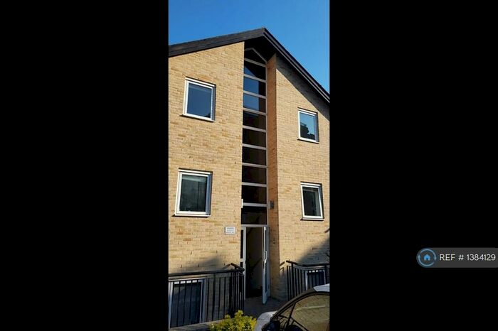 2 Bedroom Flat To Rent In Coptfold Road, Brentwood, CM14