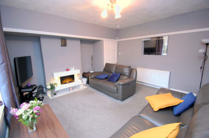 3 Bedroom Semi-Detached House For Sale In Maidland Road, Pollok, Glasgow, G53