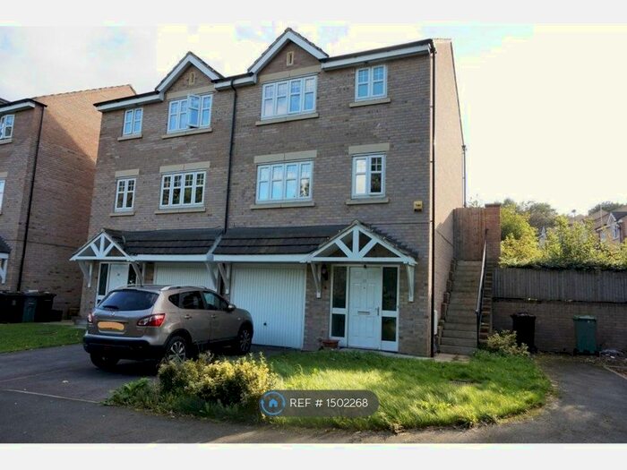 3 Bedroom Semi-Detached House To Rent In Crag View, Bradford, BD10
