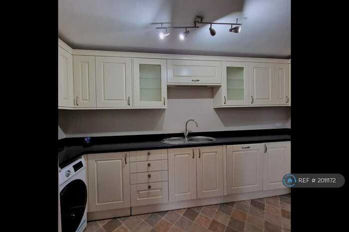 2 Bedroom Flat To Rent In Cobblers Close, Slough, SL2