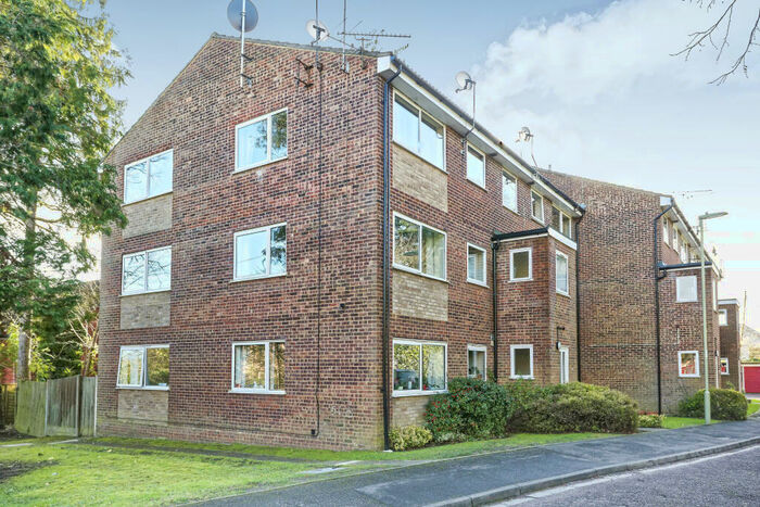 3 Bedroom Flat To Rent In Windsor Court, Fleet, GU51