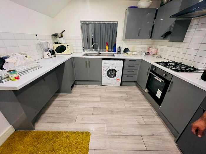 3 Bedroom Flat To Rent In Longcross Street, Cardiff, CF24