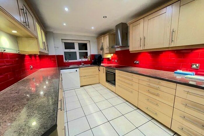 2 Bedroom Flat To Rent In Albemarle Road, Beckenham, BR3