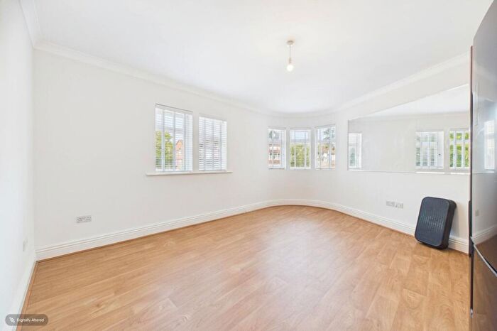 4 Bedroom Flat To Rent In Farnborough Road, Farnborough, Hampshire, GU14
